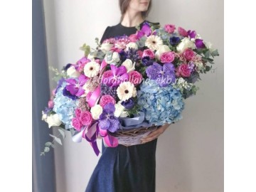 Корзина с гортензиями и орхидеями