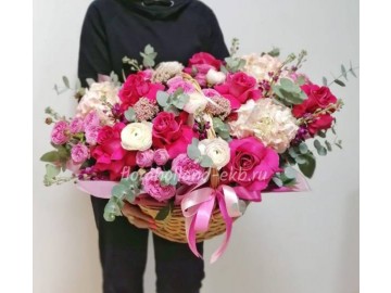 Корзина с розами и гортензиями