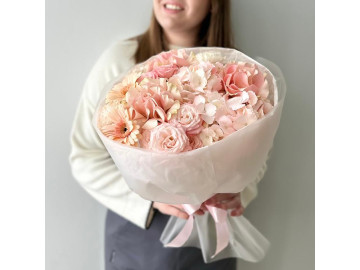 Нежно-розовый букет с гортензией, герберами и французскими розами 