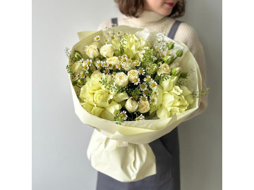 Букет с французскими розами и полевыми ромашками 