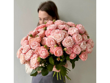 Букет из нежной кустовой пионовидной розы 