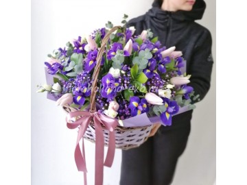 Корзина с ирисами и тюльпанами