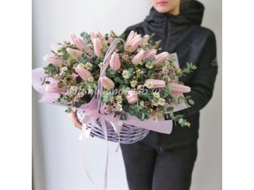 Корзина с тюльпанами и танацетумом