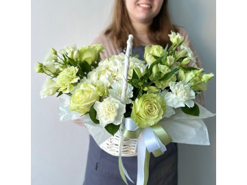 Корзина в бело-зеленом цвете с гортензией и розами