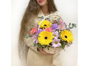 Корзина с герберами и розами