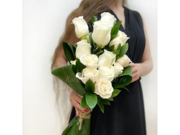 Вертикальный букет из белых роз