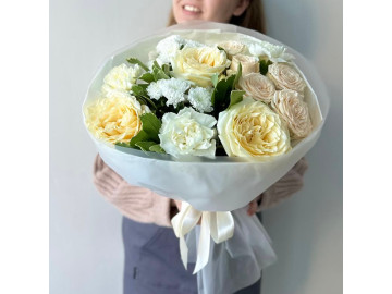 Кремовый букет с пионовидной розой, хризантемой и диантусами 