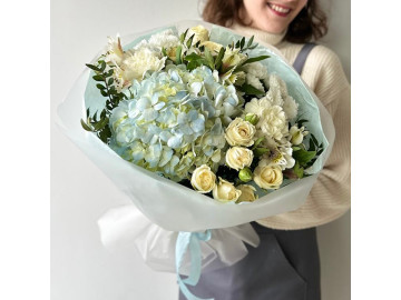 Воздушный голубой букет с гортензией и кустовыми розами 