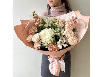 Нежный персиковый букет с хризантемой и маттиолой 