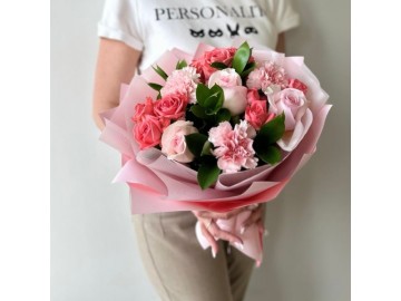 Розово-коралловый букет из роз и диантусов 