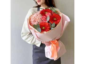 Букет с нежной гортензией и яркими герберами 