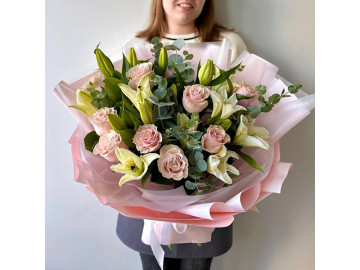 Букет в нежных тонах с лилией и розой 