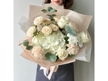 Легкий букет с нежной гортензией и кустовыми пионовидными розами 