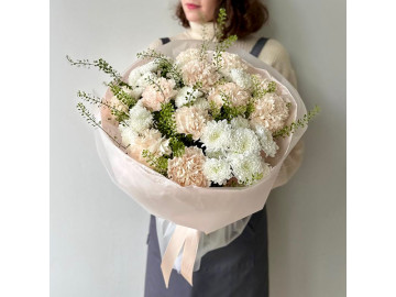 Кремовый букет из стойких хризантем и диантусов 