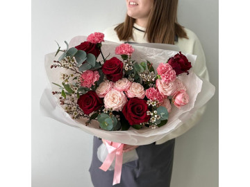 Букет с кустовыми пионовидными и красными розами 