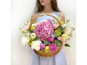 Корзина с гортензией и эустомой