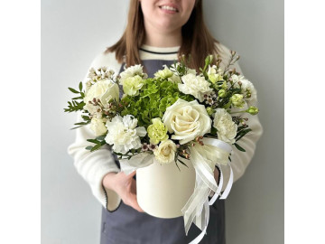 Композиция в шляпной коробке с белыми розами и зеленой гортензией № 10