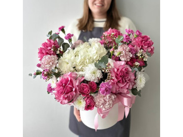 Композиция в шляпной коробке с французскими розами, гортензией и ваксфлауэрсом № 12