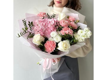 Розовый букет с нежной гортензией и ароматной маттиолой 