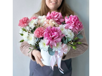 Композиция в шляпной коробке с французскими розами и хризантемами № 39