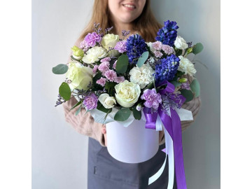 Композиция в шляпной коробке с ароматными гиацинтами и розами № 37