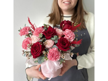 Композиция в шляпной коробке с красными розами и диантусами № 62