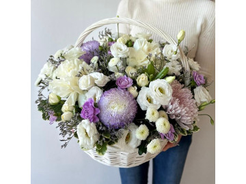 Корзина в нежно-сиреневых тонах с розой, хризантемой и эустомой