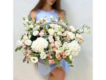 Корзина с гортензией и кустовой розой