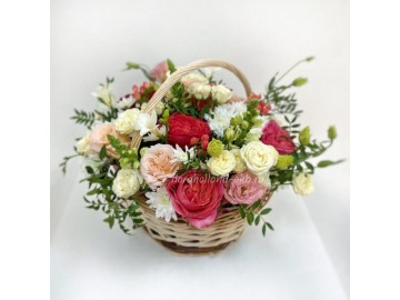 Корзина с пионовидной розой и эустомой