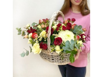 Корзина с розой и одноголовой хризантемой