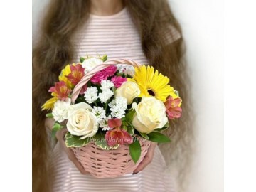 Корзина с герберами и хризантемой