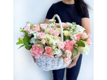 Корзина с нежными диантусами