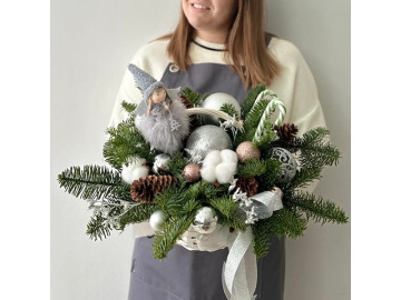 Корзинка с елью и новогодним декором