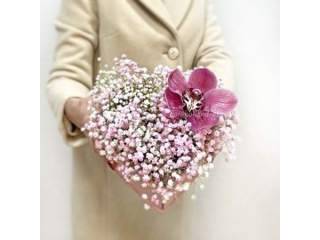 Розовая композиция в форме сердца