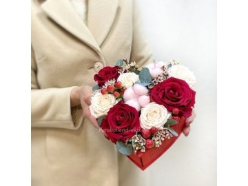 Красная композиция в форме сердца