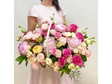 Корзина с розовыми пионами и розами