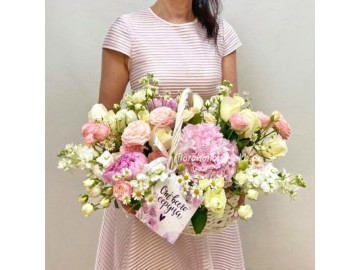 Корзина с розовой гортензией, пионами и ароматной маттиолой