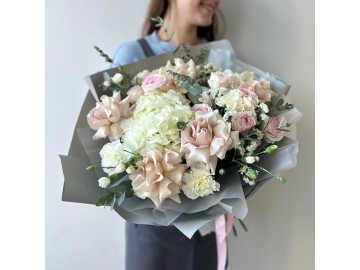 Букет в пастельных тонах с гортензией и французскими розами 