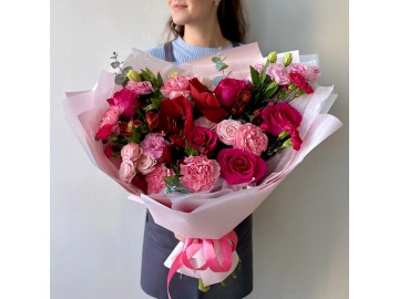 Яркий букет с амариллисом и розами 