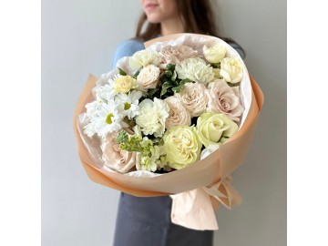 Нежный букет из пионовидных роз и хризантем 