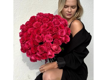 Букет из малиновых высоких роз
