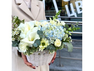 Лукошко с голубой гортензией