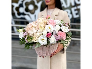 Лукошко с розовой гортензией