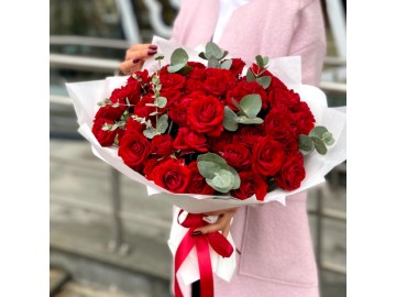 Букет из красных кустовых роз с эвкалиптом