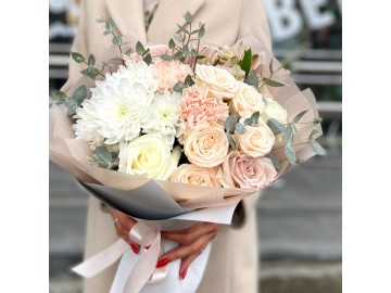 Нежный кремовый букет из роз и хризантем 