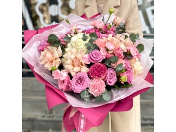 Яркий букет с гортензией, французской и пионовидной розой 