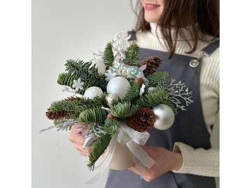 Новогодняя композиция из ели в кружке с оленем