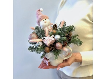 Композиция в кружке из нобилиса с декором