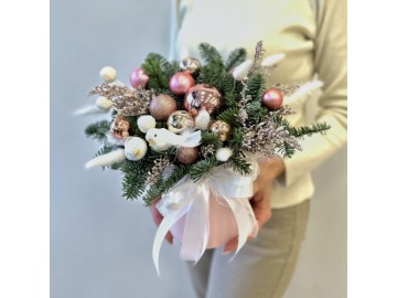 Новогодняя композиция в шляпной коробке из живой ели