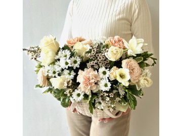 Лукошко с хризантемой и диантусами